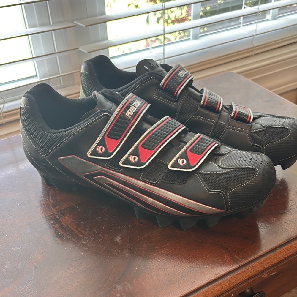 Pearl iZumi Men's Black and Red Cycling Shoes. Size 47